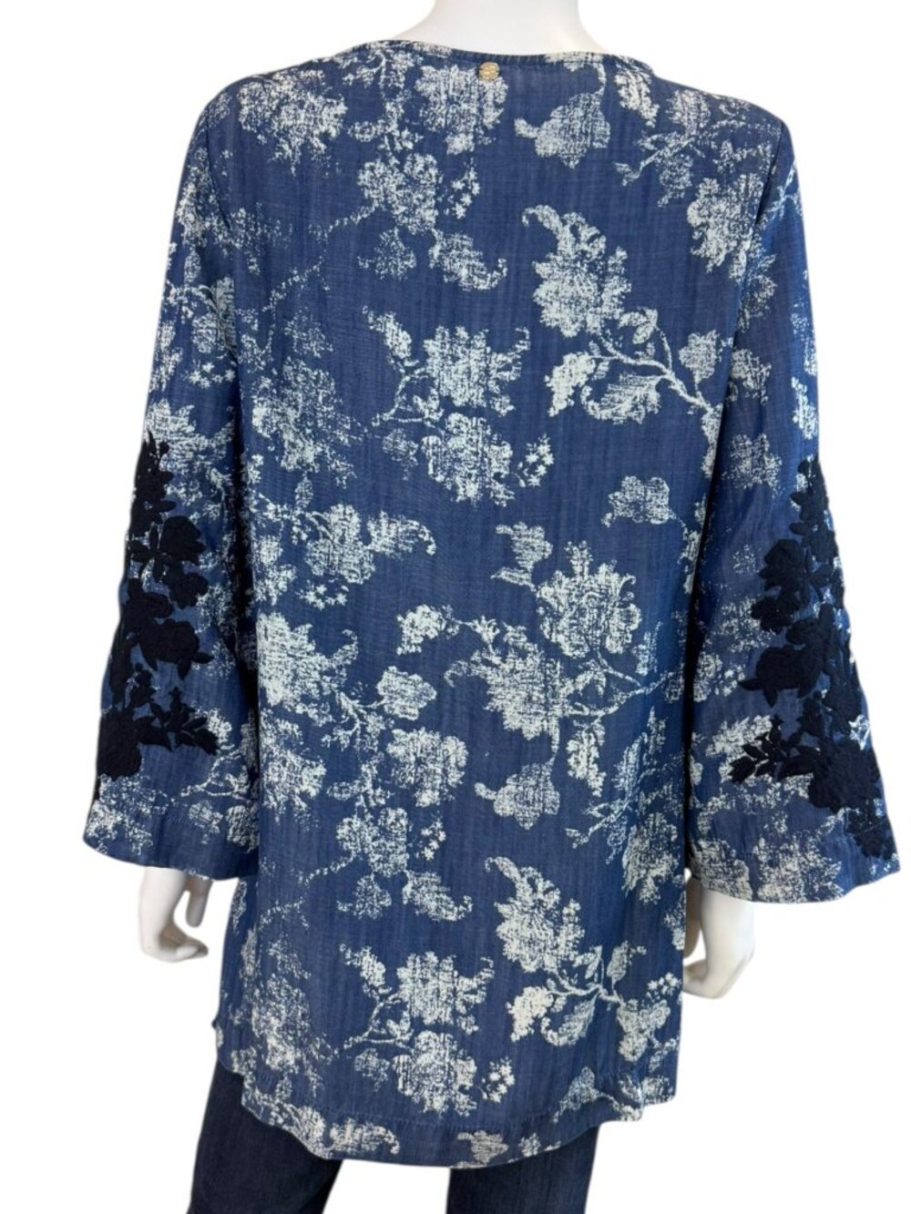 Chico's Blue Chambray Floral Embroidered Blouse Size M K0852 - Picture 3 of 10